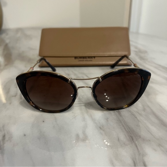 BURBERRY: Tortoise Sunglasses with Brown Lenses main image 5